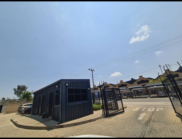 140M² WAREHOUSE TO LET IN PRESIDENT PARK